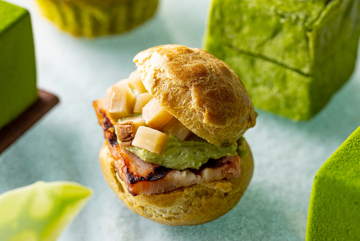 抹茶のシュー　秋田県産いぶりがっことベーコン