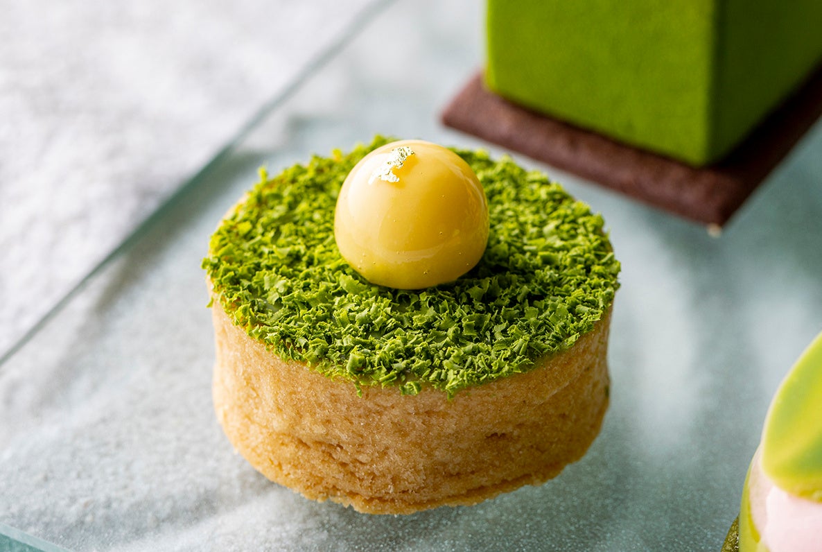 抹茶タルトと沖縄県産シークヮーサーのムース