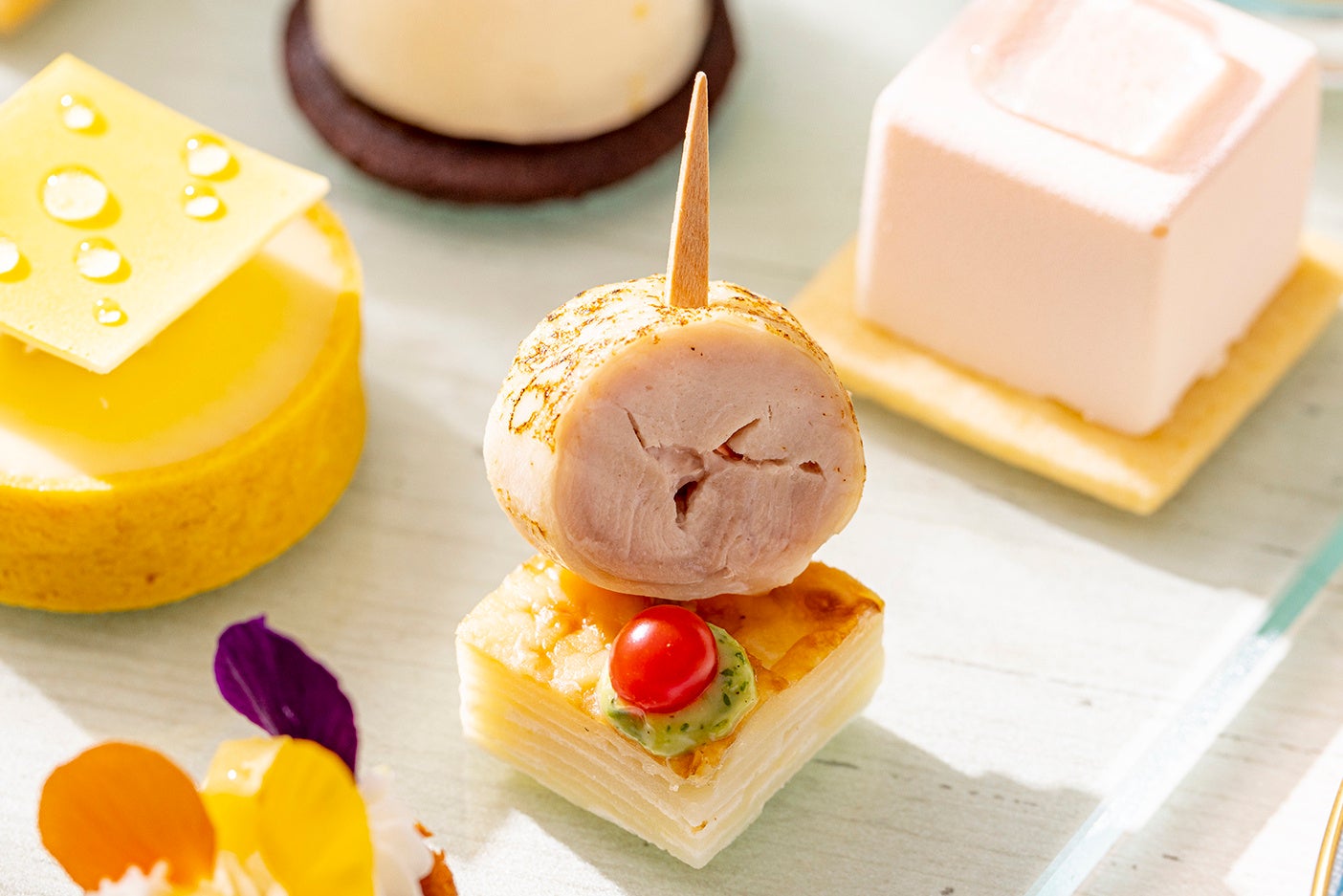 チキンロールとトリュフ塩　ドフィノワーズ添え