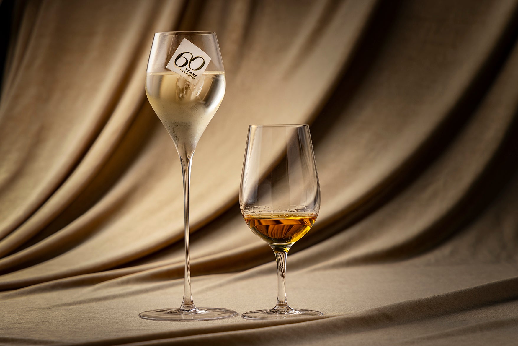 (左)乾杯ピニャコラーダ (右)コンラッド東京ブレンデッドウイスキー