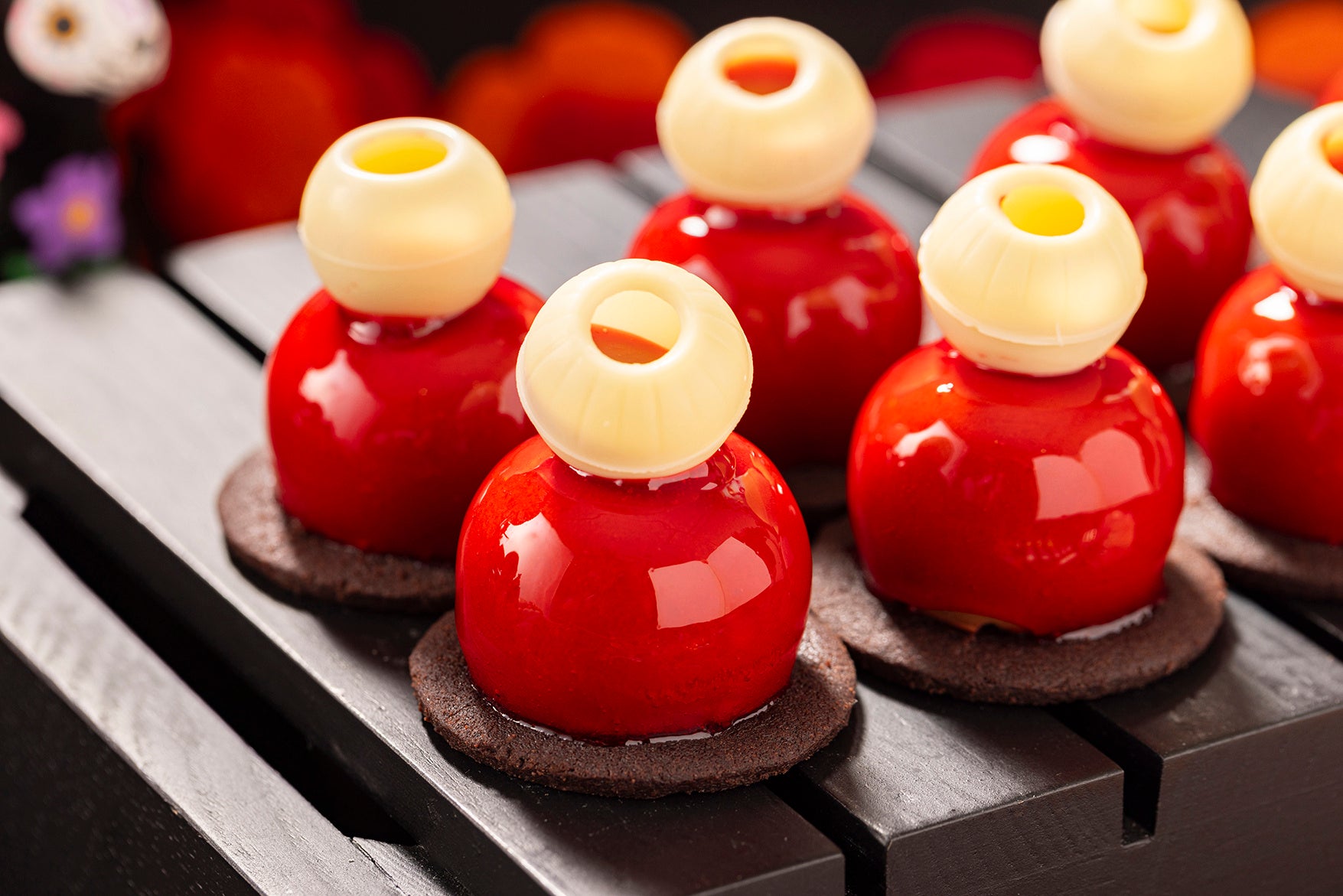 ベリーとスミレのムース　ラズベリーバルサミコソース