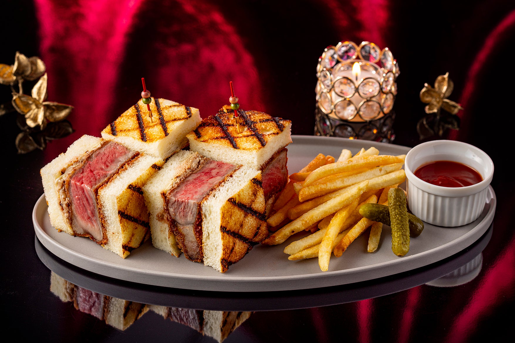 バー＆ラウンジ「トゥエンティエイト」　和牛カツサンド