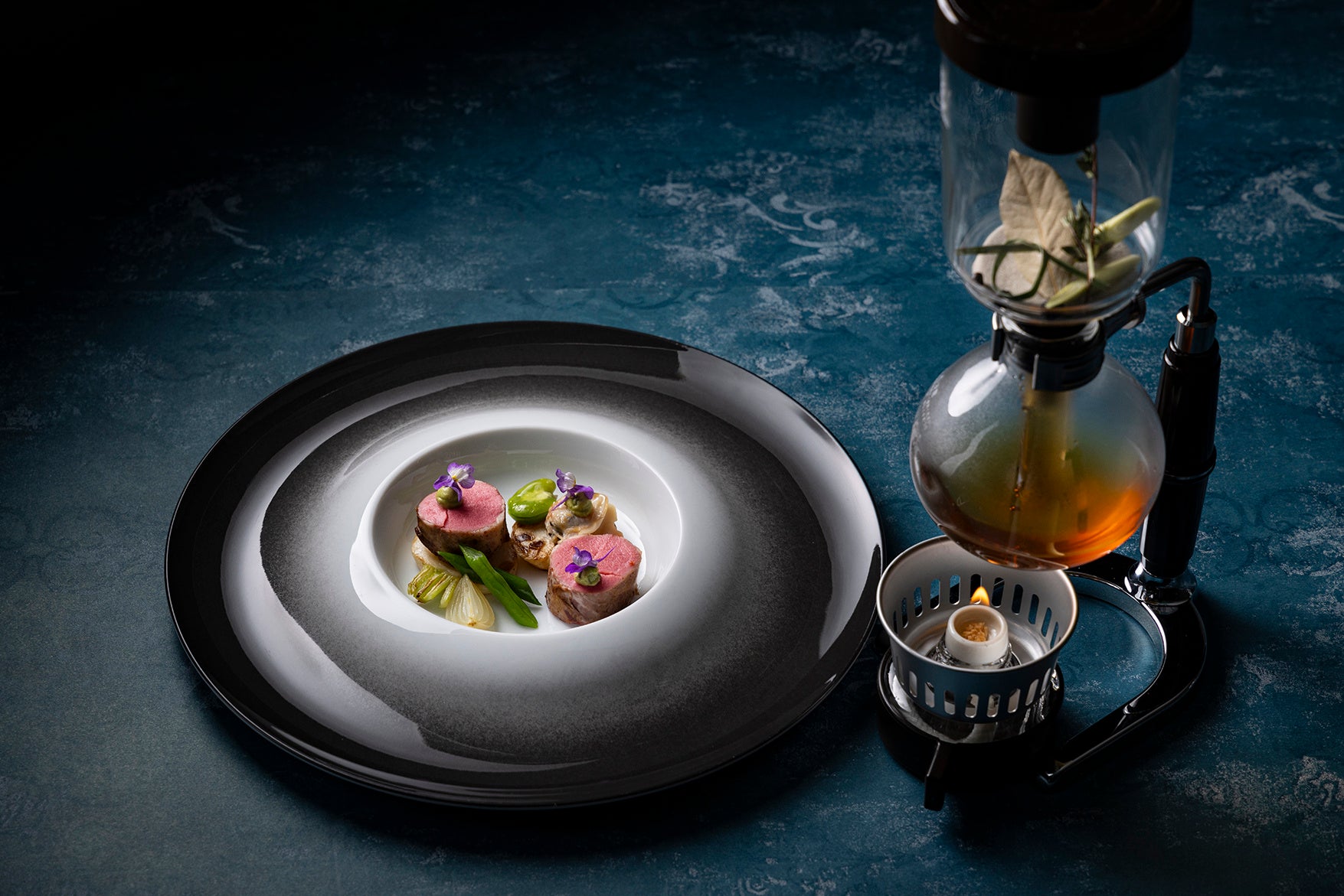 モダンフレンチ「コラージュ」　フランス産ラム肉のポトフ仕立て　春野菜　蛤コンソメ