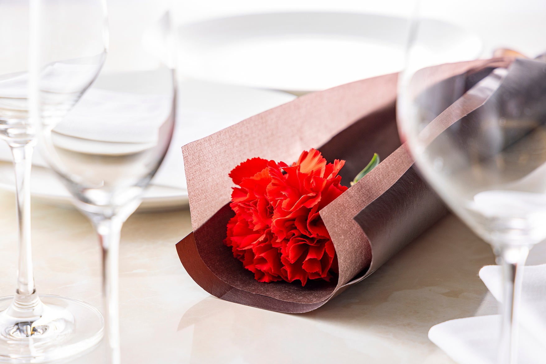 5月には各レストランにてカーネーションをオプションでご注文いただける母の日特別プランをご用意