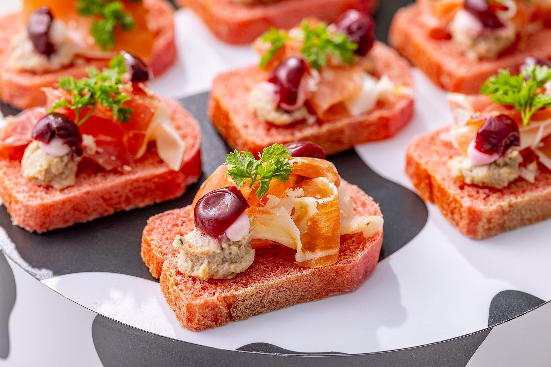 ポークのオープンサンド　 チェリー添え