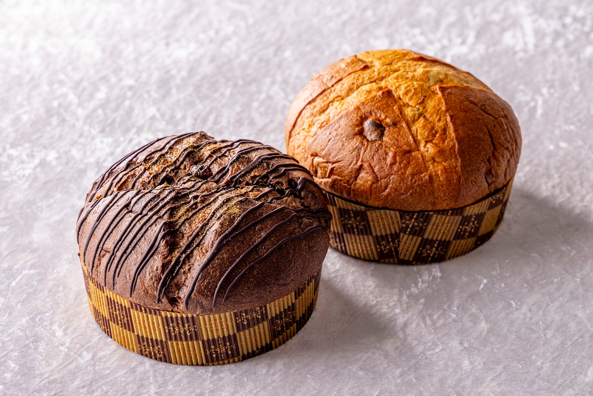 パネトーネ:チョコレート(左)とトラディショナル(右)