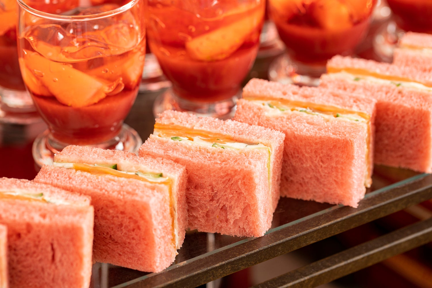 スモークサーモンときゅうりの桜サンドイッチ