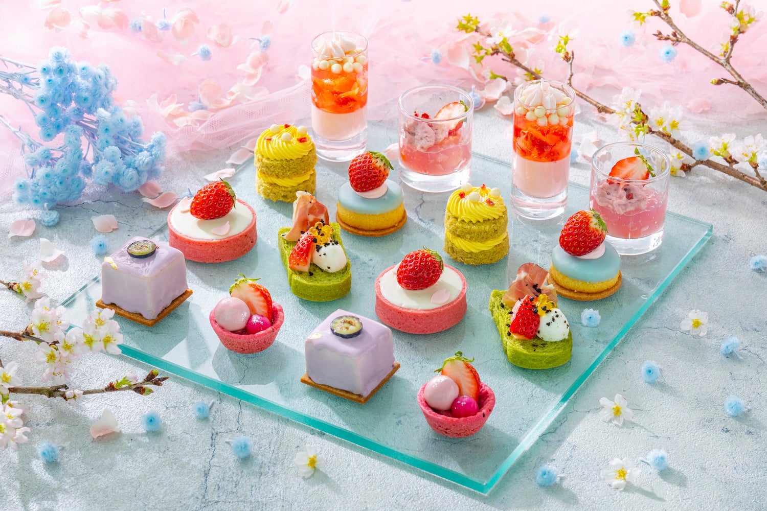 バー＆ラウンジ「トゥエンティエイト」　桜ストロベリーの春色アフタヌーンティー