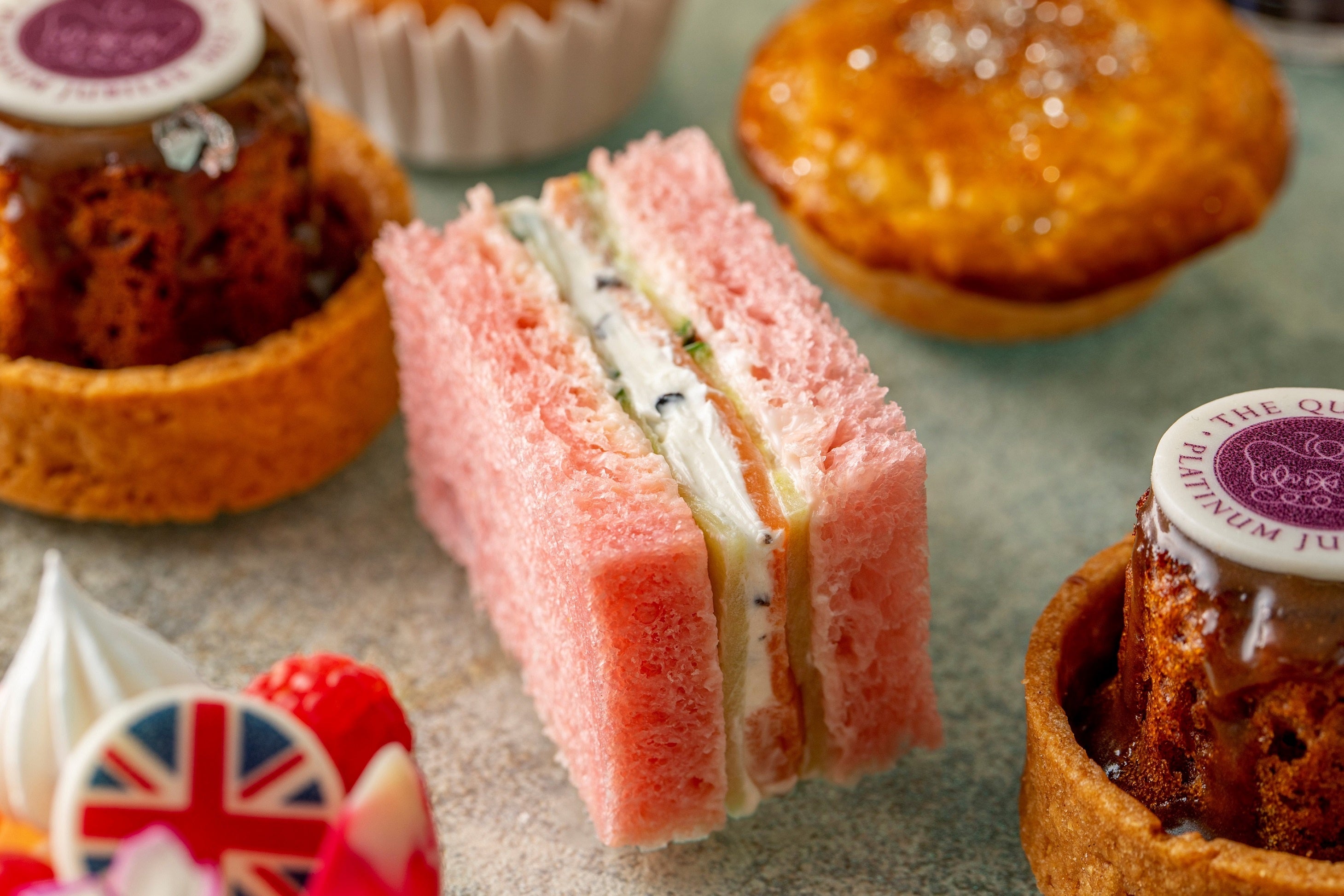 スモークサーモンときゅうりのトリュフクリームサンドウィッチ