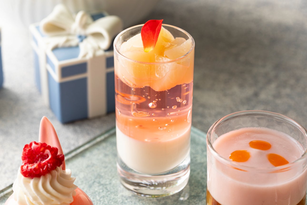 ココナッツとアールグレイのパンナコッタ　バラのゼリー　桃のコンポート