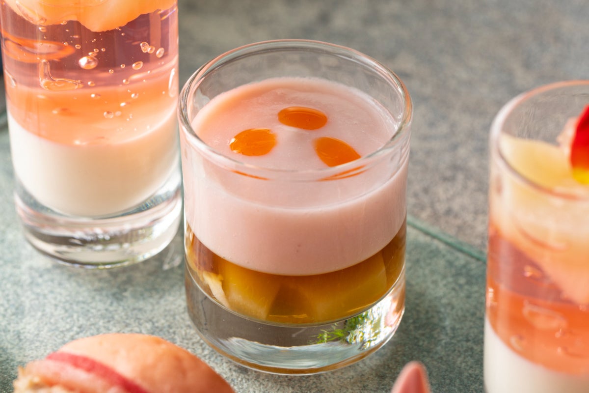 桃のスープ　オマール海老のコンソメゼリー