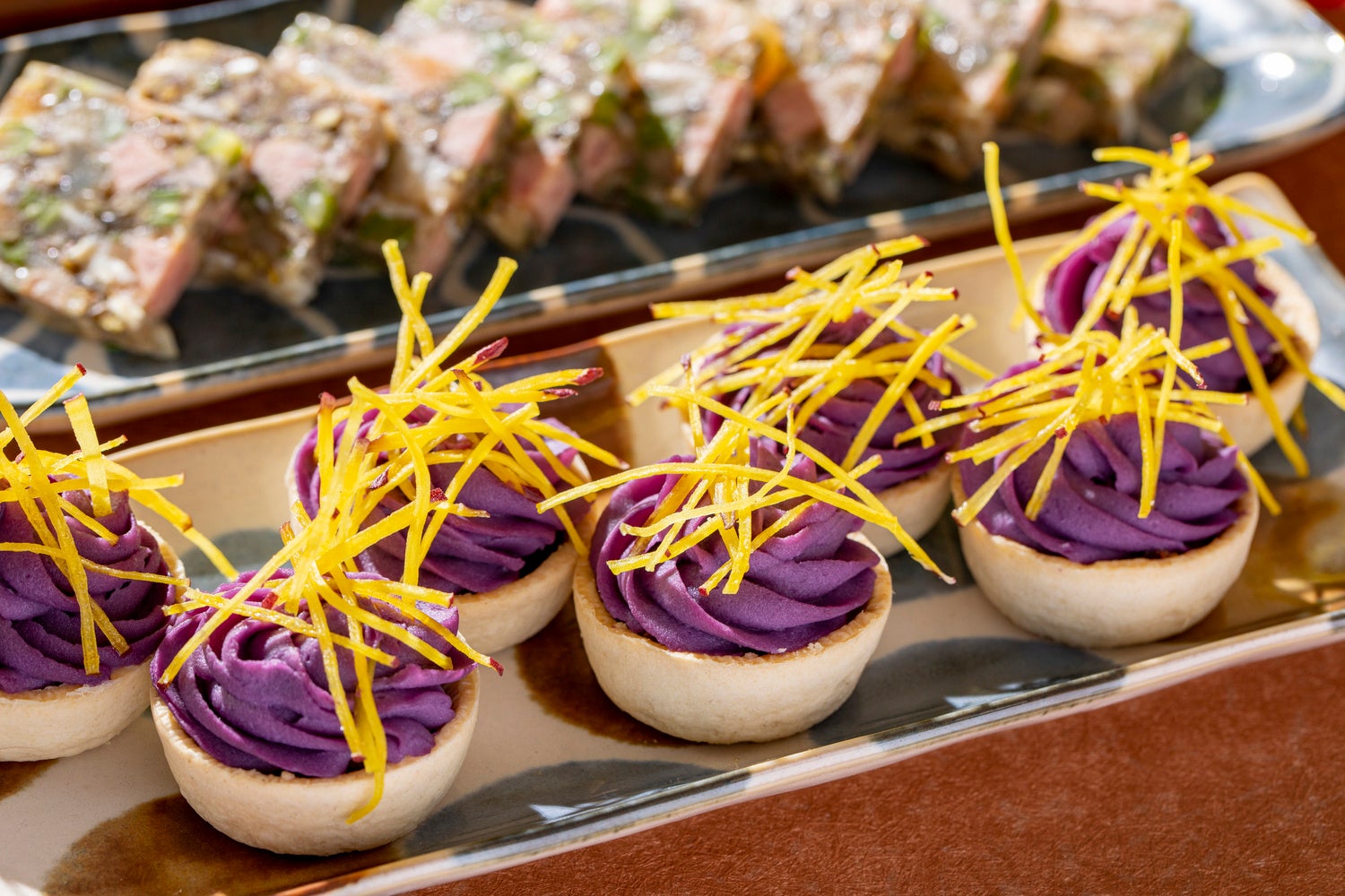 紫いもと牛頬肉のタルト