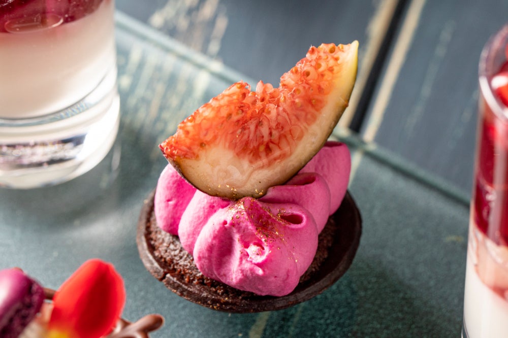 チョコレートタルト　ビーツのクリーム