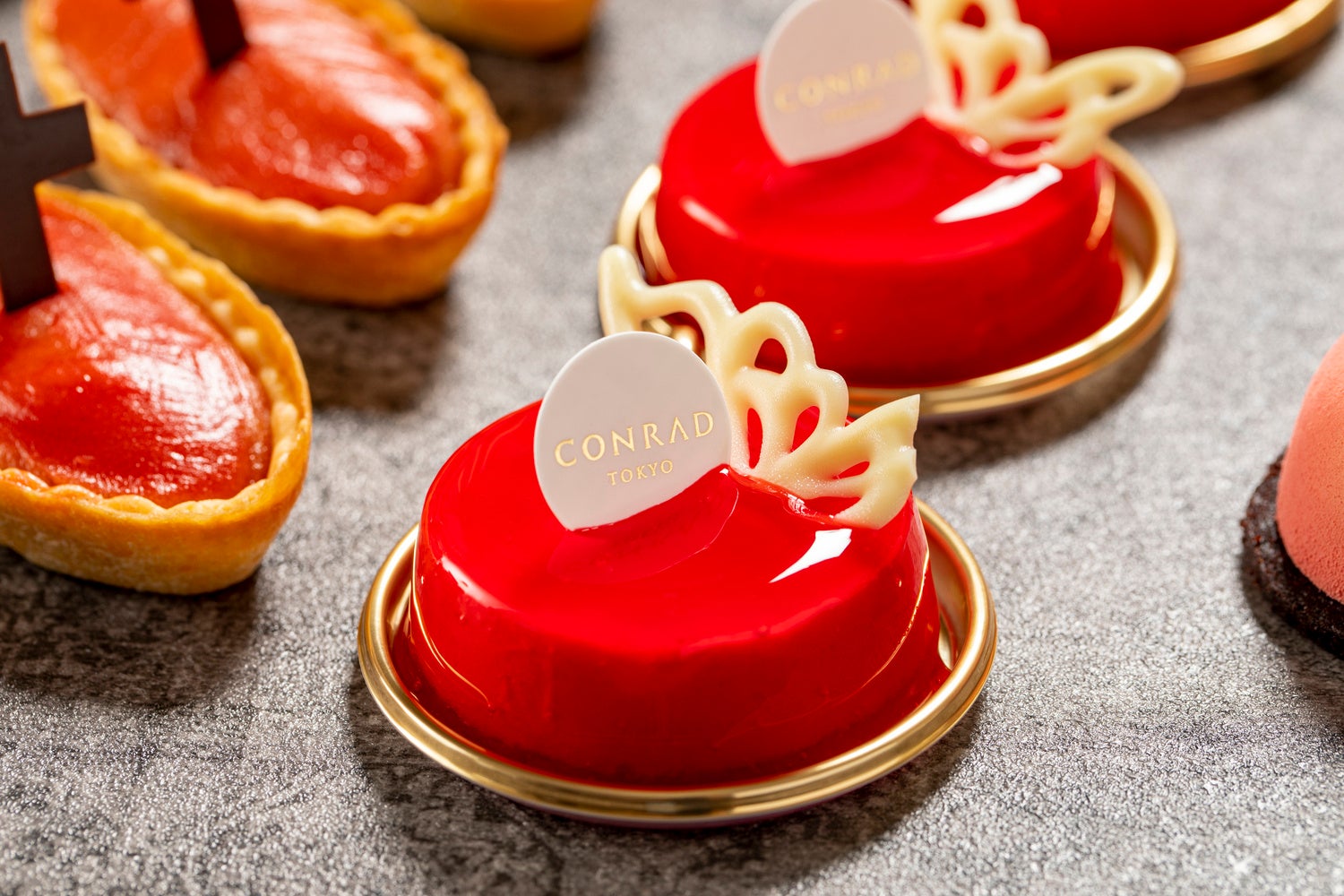 いちごとマスカルポーネムース　ルバーブジャム　蝶々の羽飾り