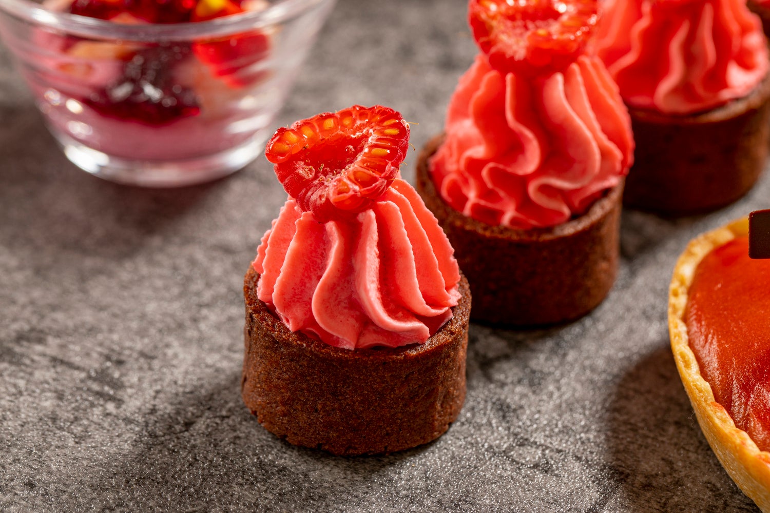 カシスガナッシュタルト　フリルのラズベリークリーム