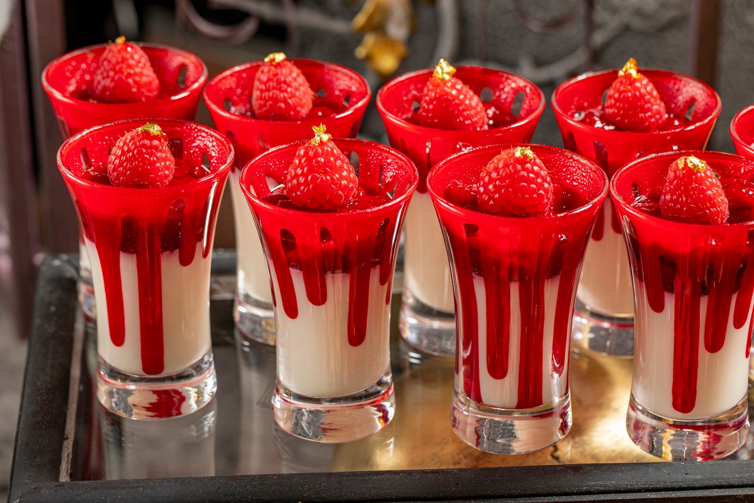 バニラパンナコッタ　ラズベリーゼリーと滴る赤いチョコレート