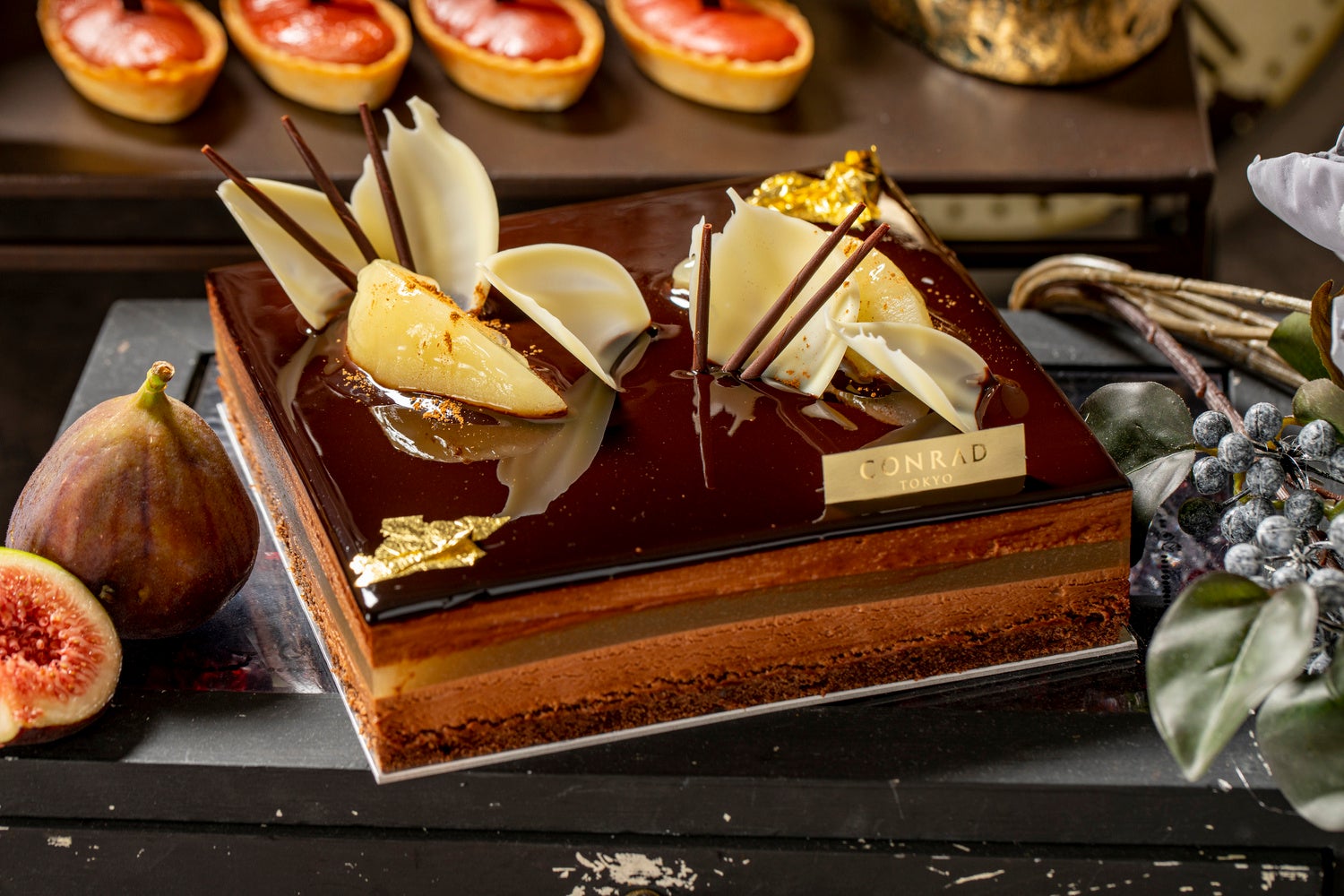 キャラメルチョコレートと洋ナシのムース　釘の飾り