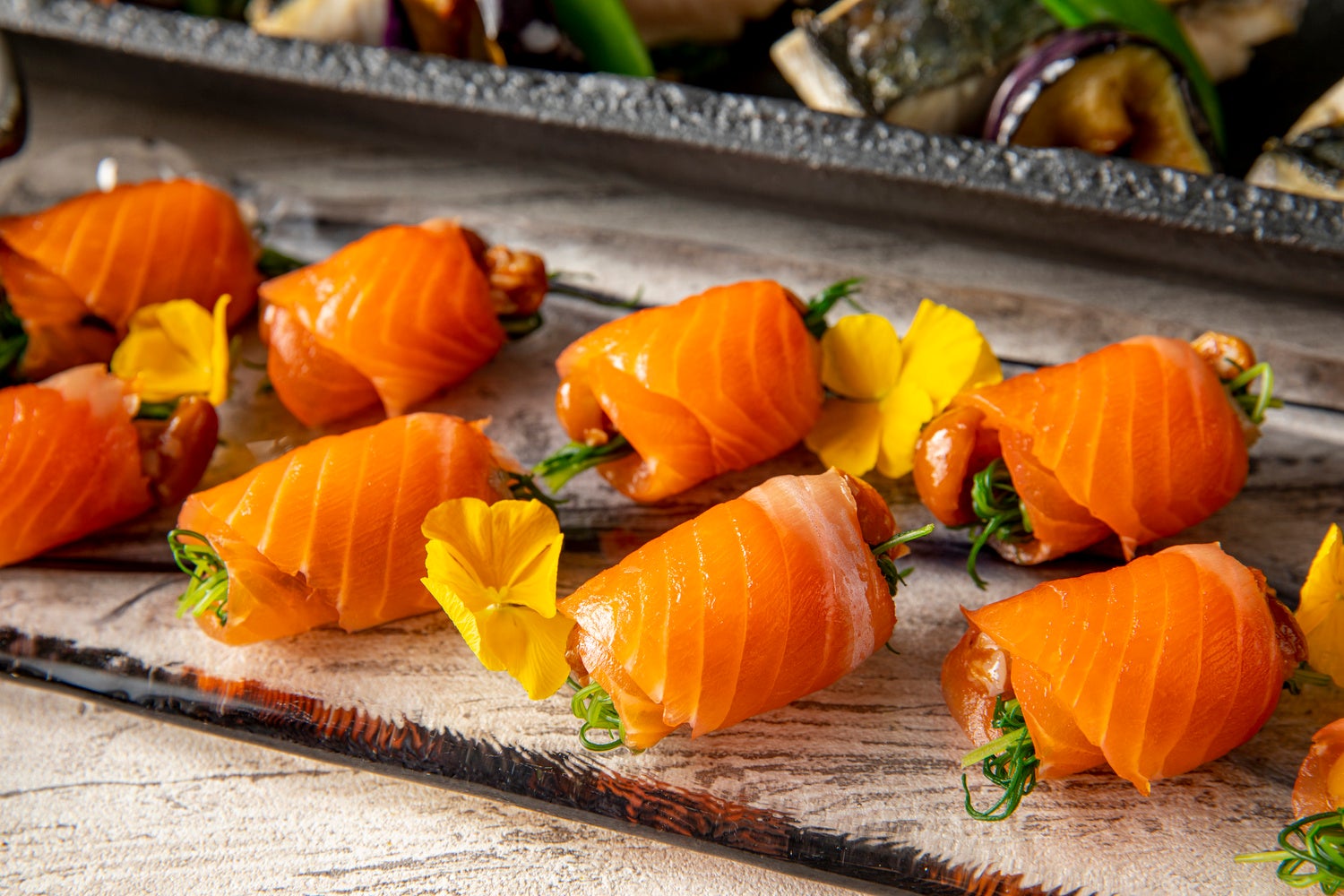 信州サーモンのスモークとそばの実なめこ