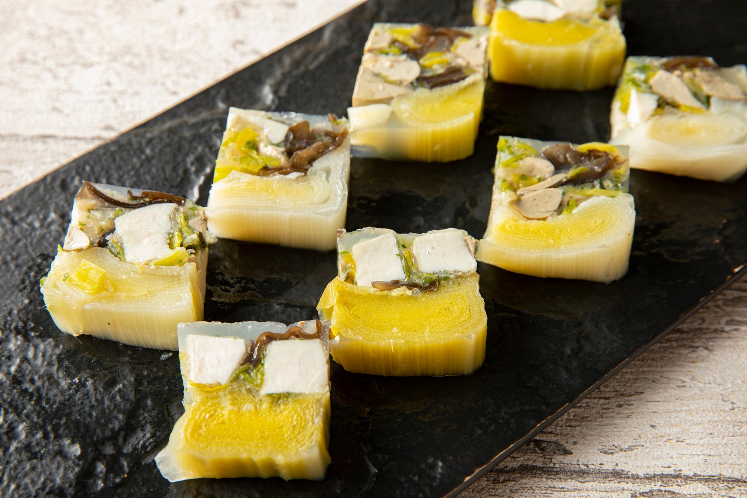 コンフィにした真田丸の鶏レバーとキクラゲ、ポワローのテリーヌ