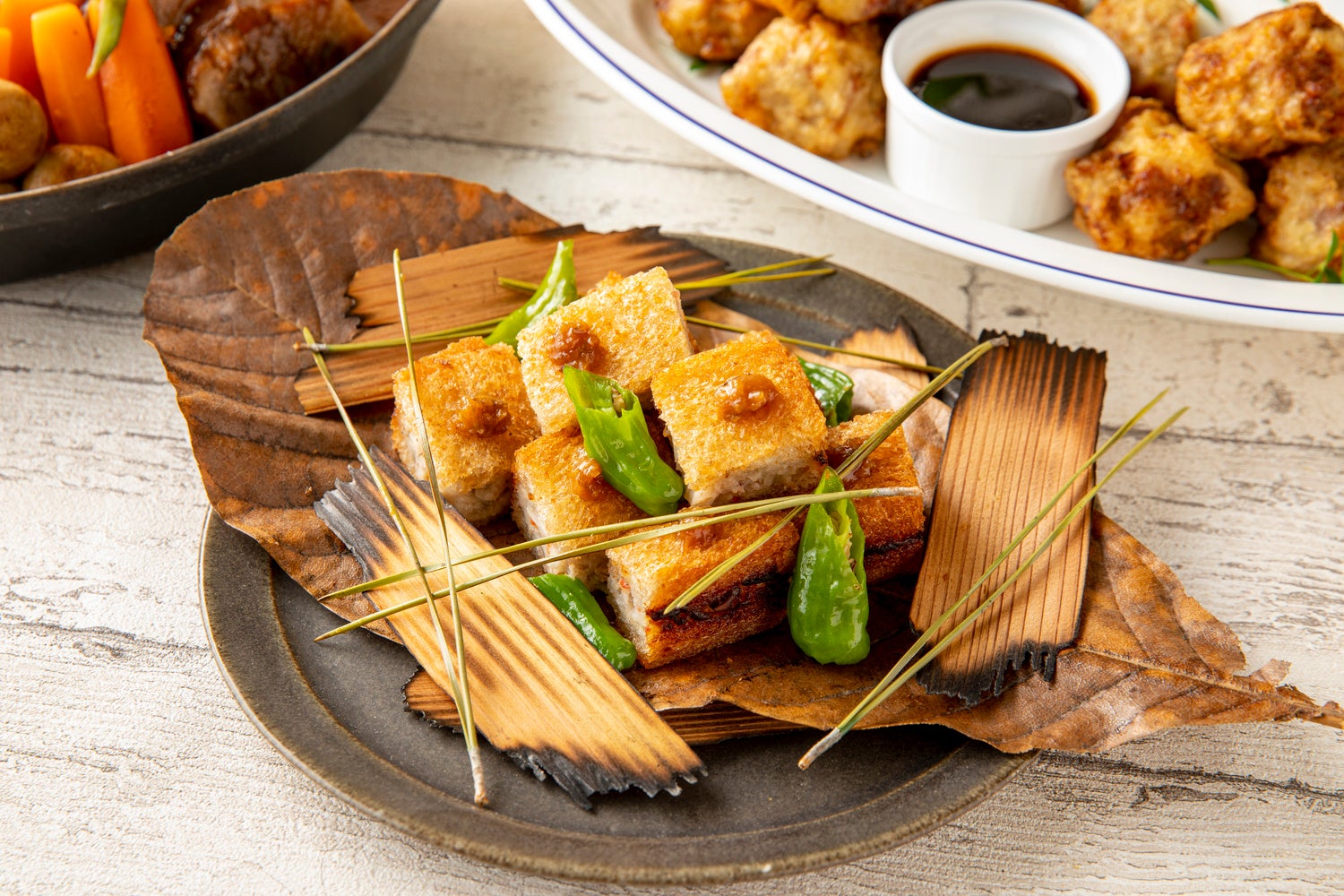 舞茸とすり身のパン挟み揚げ　信州味噌だれ