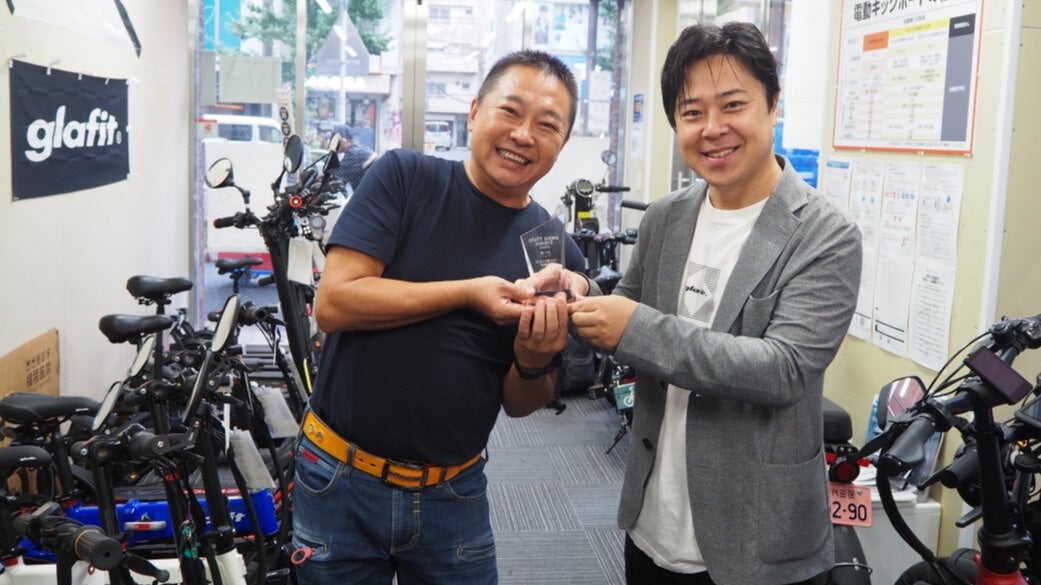 記念盾の贈呈の様子　（左）53GROUP株式会社　代表 呉 様、（右）glafit株式会社 代表取締役CEO 鳴海