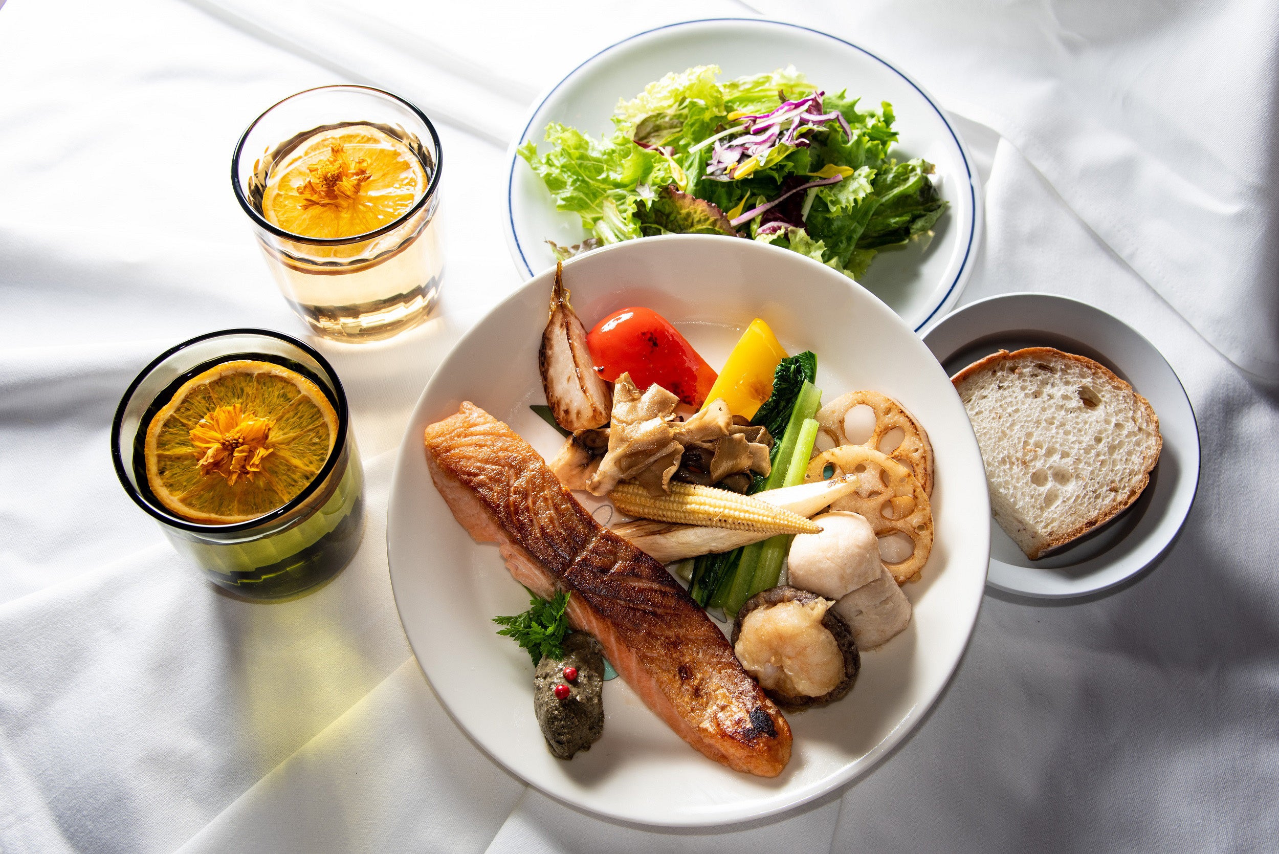 サーモンとタプナード 秋野菜添え