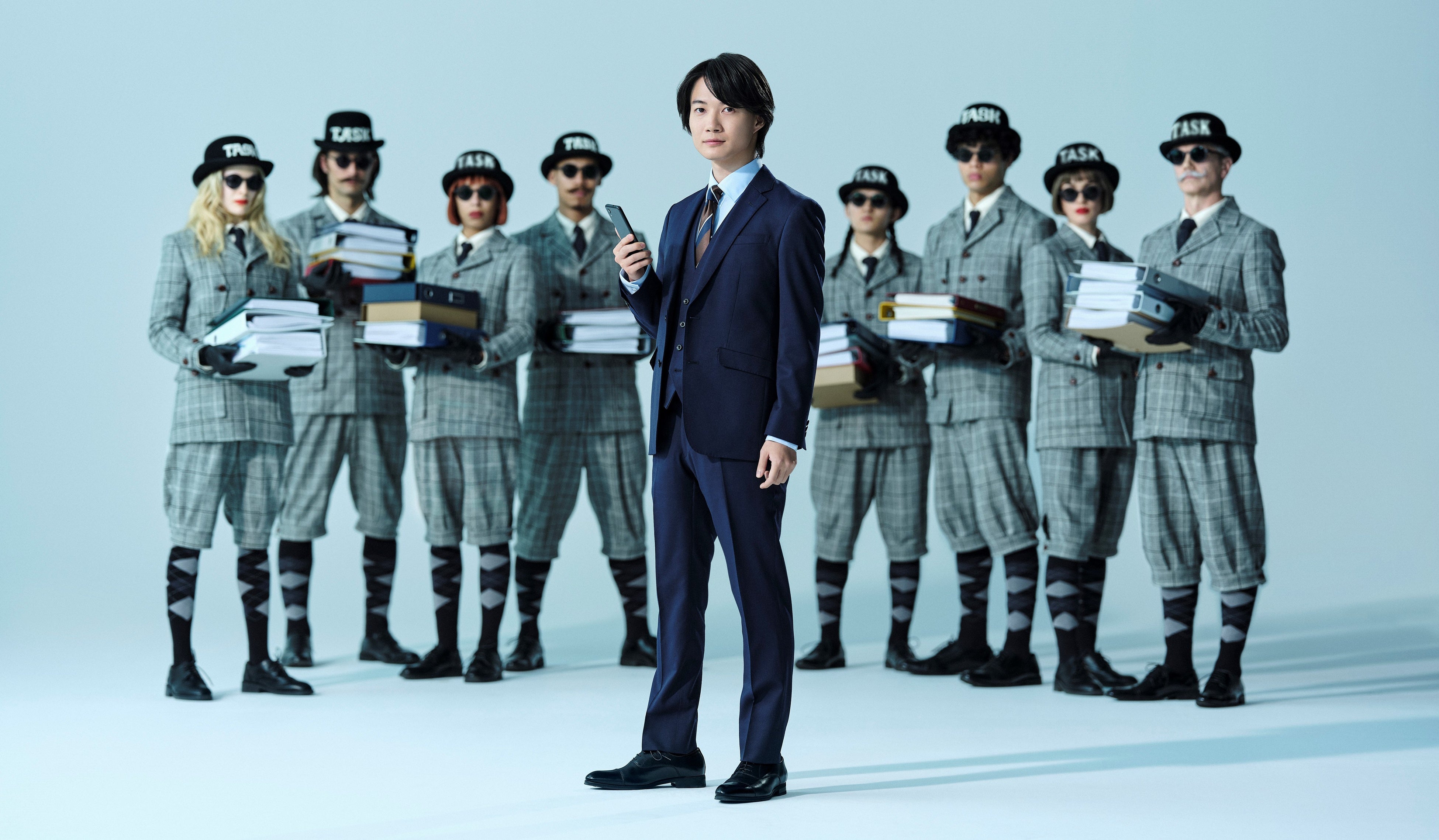 人事担当者を演じる神木さんと擬人化した人材採用の課題たち