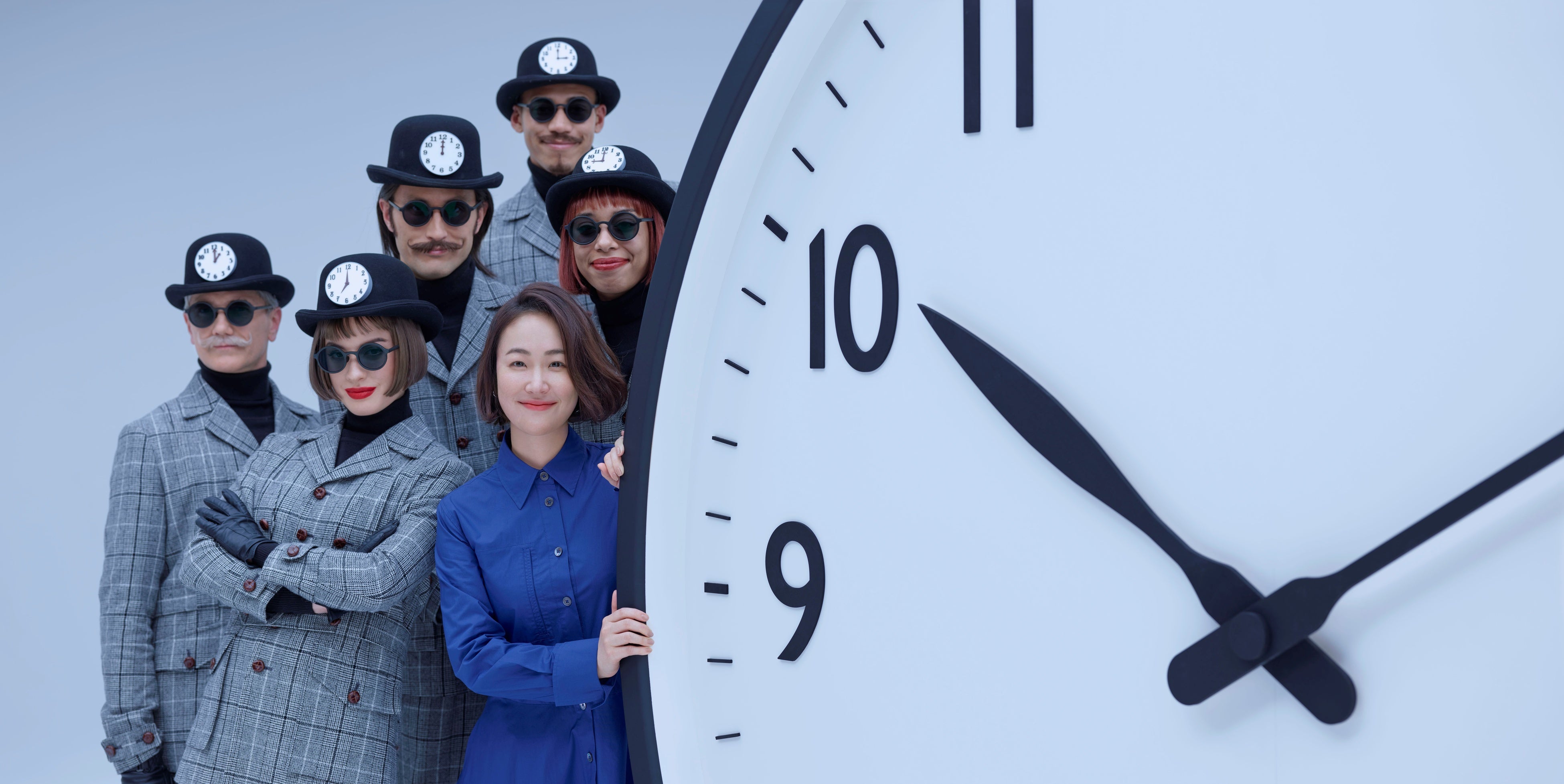 派遣スタッフを演じる黒木さんと擬人化した時間たち