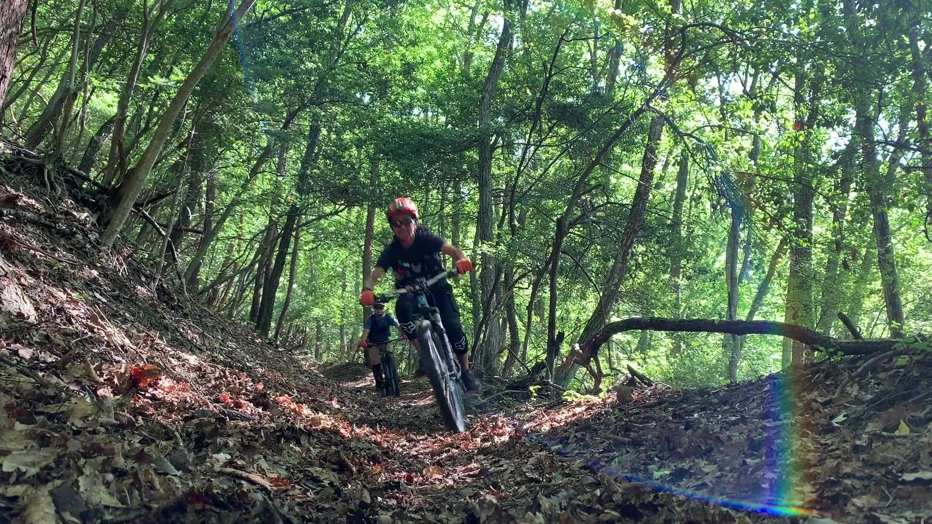 迫力満点のマウンテンバイクシーン