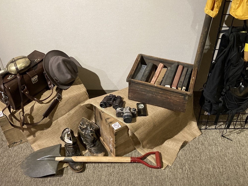 「恐竜発掘アイテムの展示」