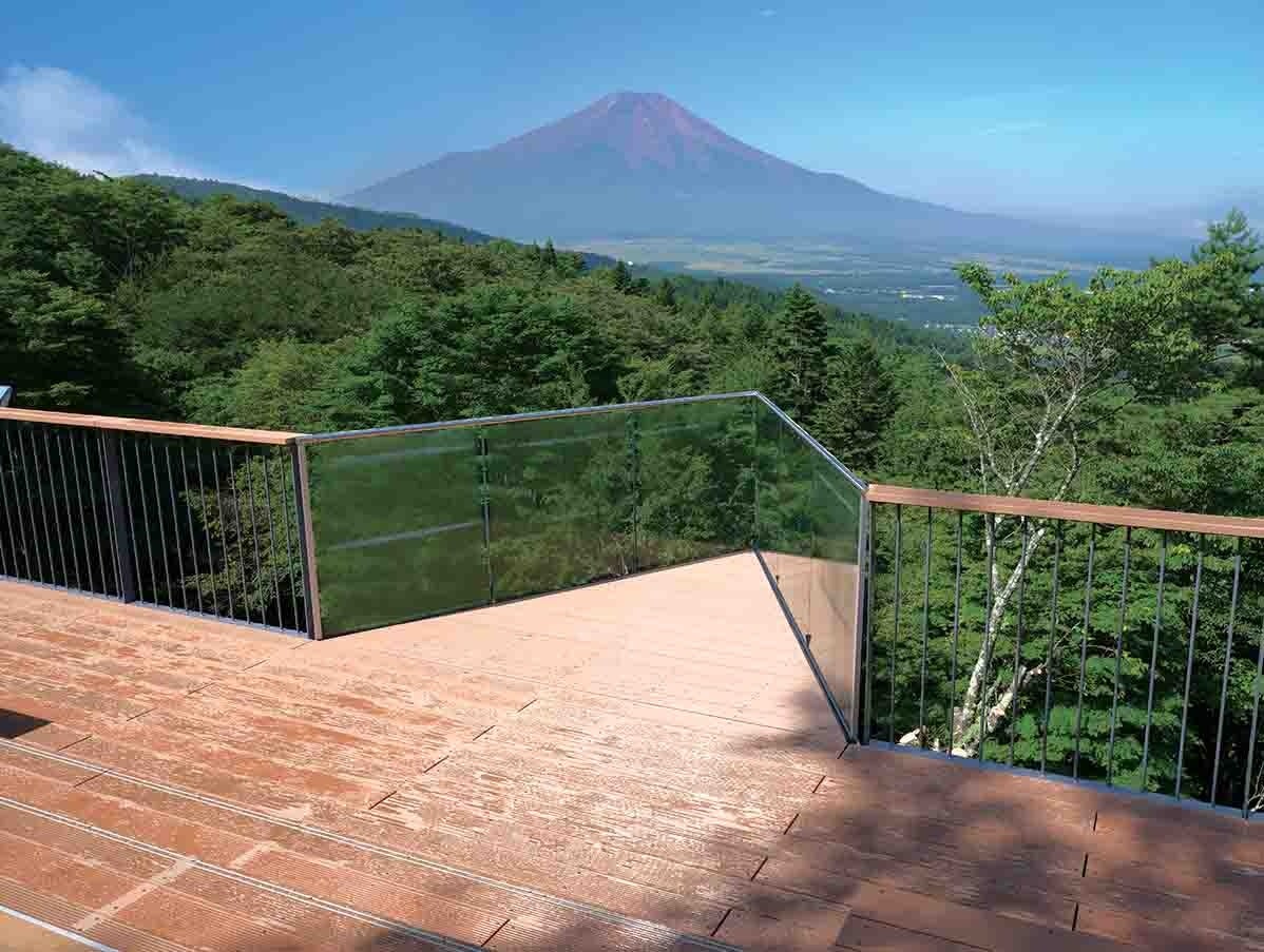 標高1150mの張り出しデッキから富士山を臨む！山梨県忍野村に