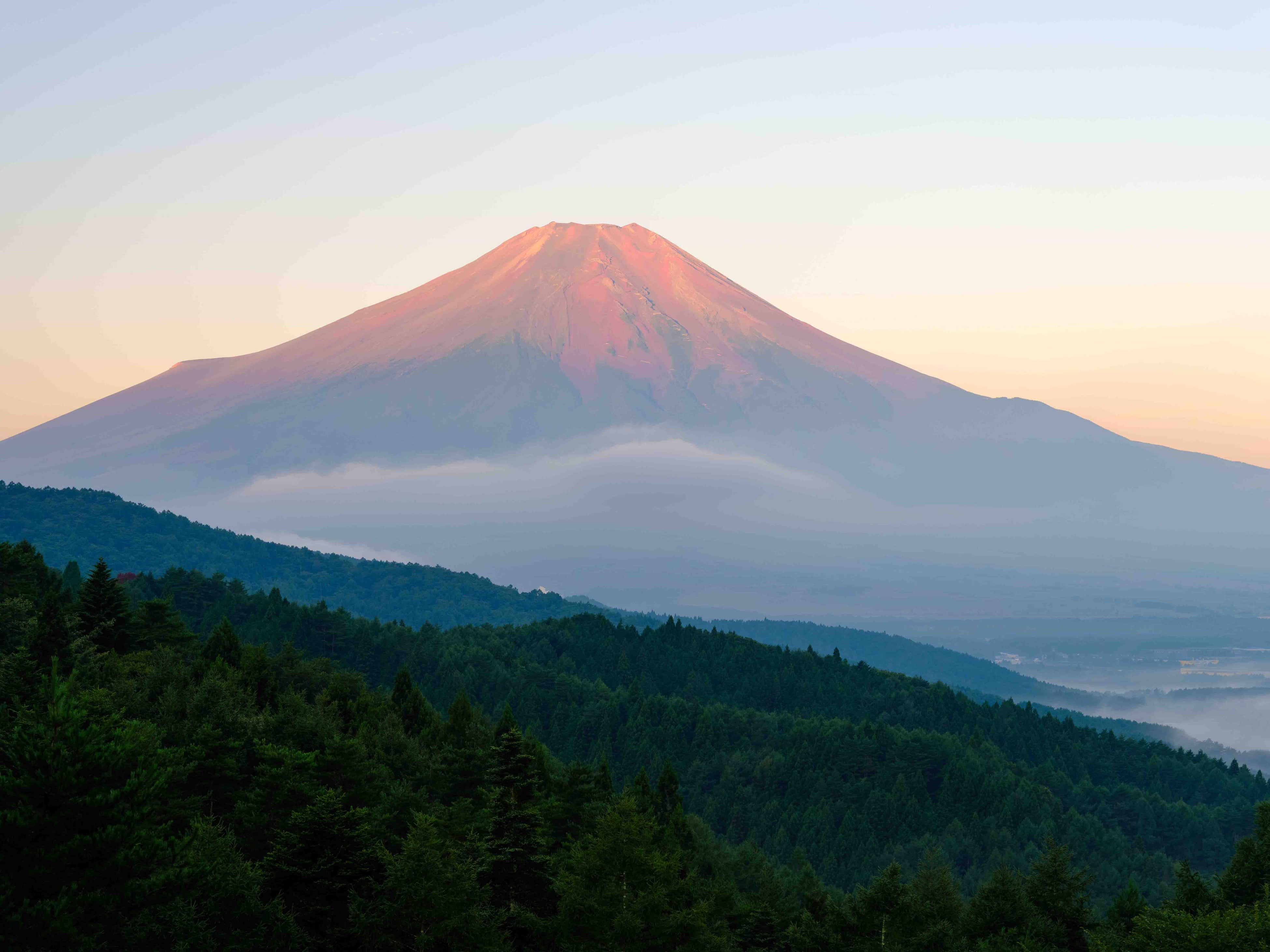 展望テラスから臨む富士山（朝）