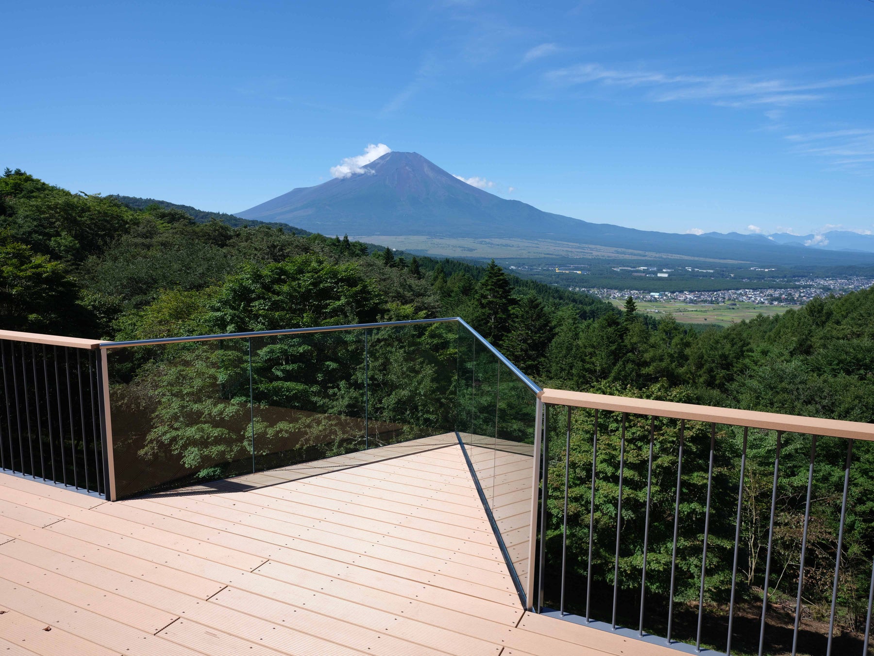 奇跡の晴天 絶景をバックにテープカット 山梨 県忍野村 二十曲峠展望テラス ついにオープン プロモーション動画も4種7本一挙公開 株式会社ポニーキャニオンのプレスリリース 奇跡の晴天 絶景をバックにテープカット 山梨 県忍野村 二十曲峠展望テラス ついにオープン プロモーション動画も4種7本一挙公開 株式会社ポニーキャニオンのプレスリリース