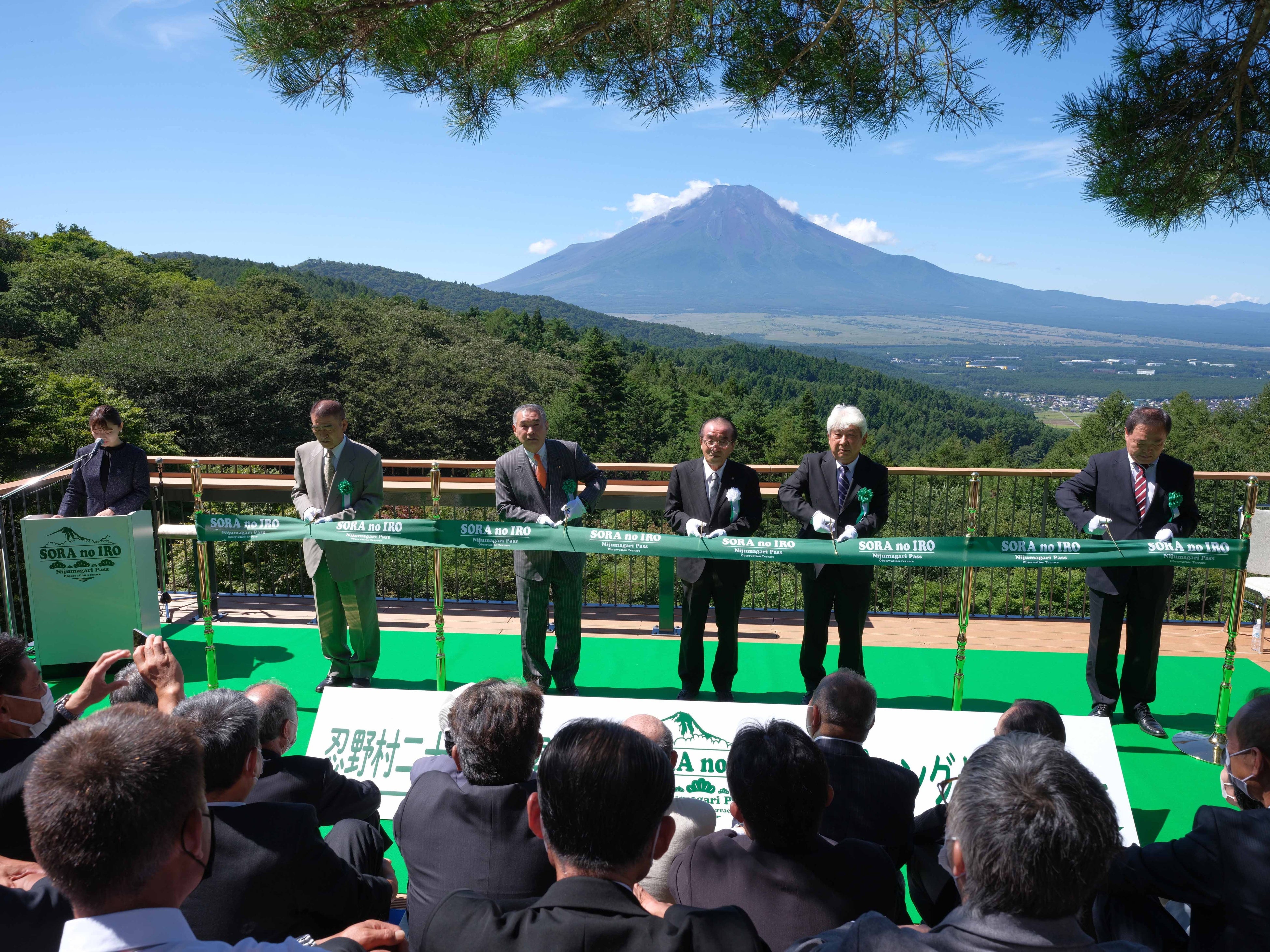 テープカットの瞬間