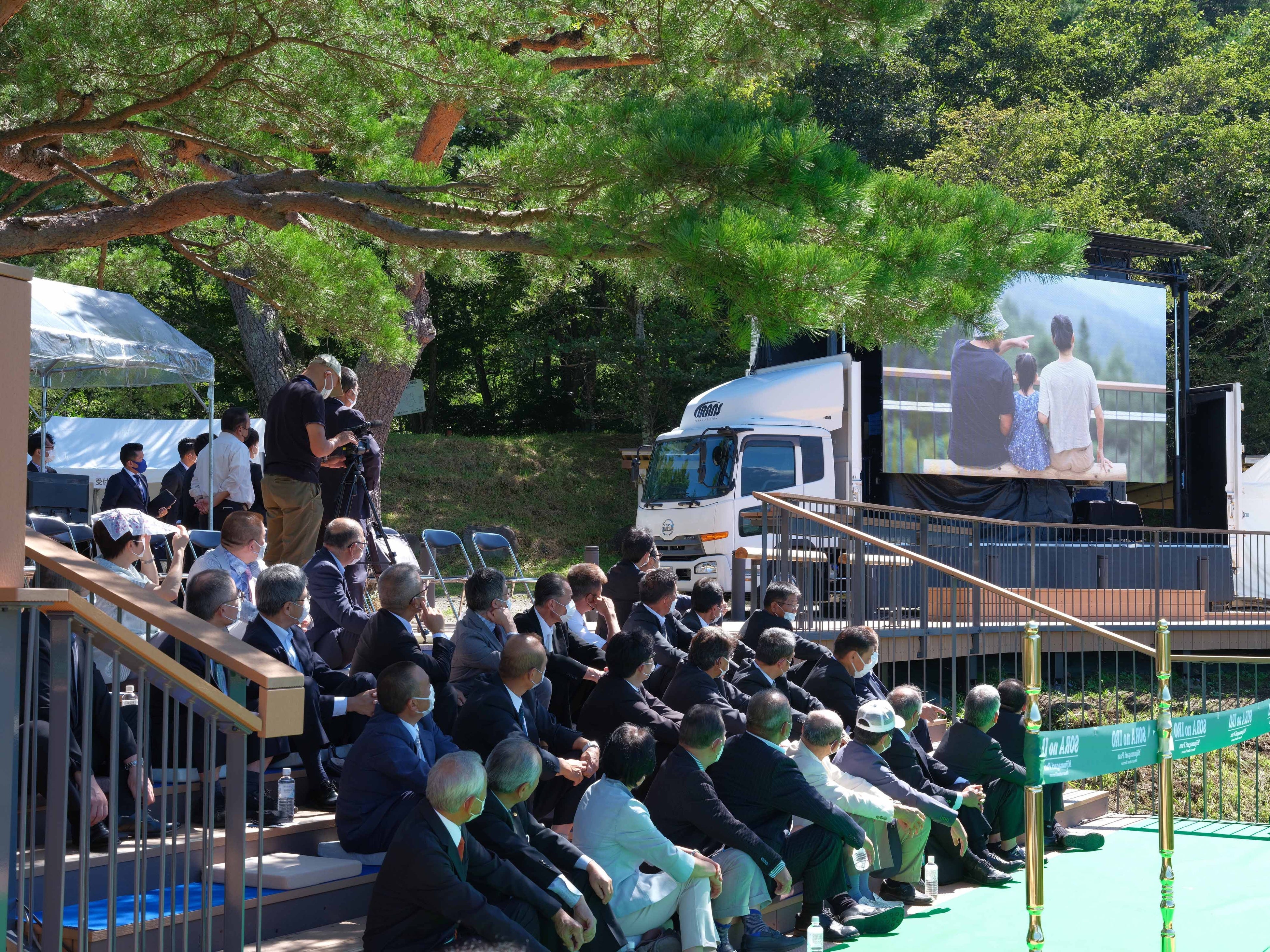 巨大モニターで上映