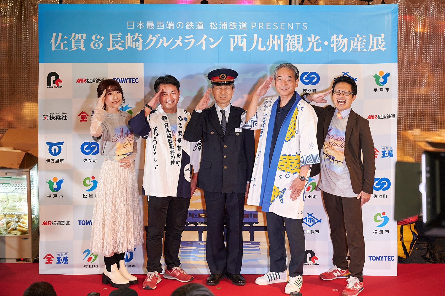 写真左から、安齋由香里、松尾佳昭町長、今里晴樹社長、友田吉泰市長、南田裕介