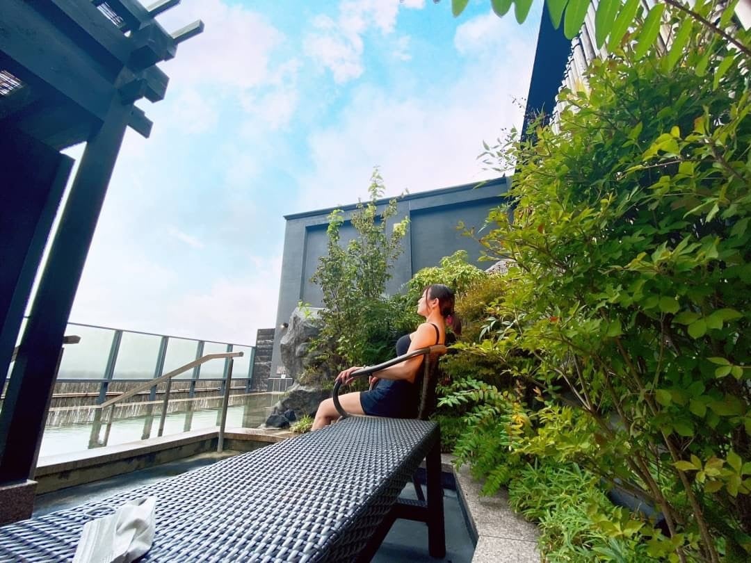 木の花の湯 露天風呂ベンチイメージ(引用元：＠mizukiss56)