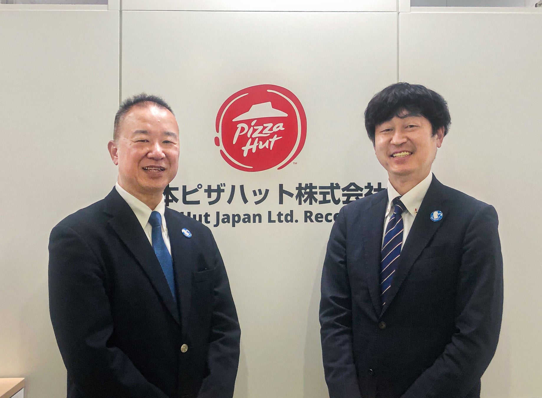 (左)特定非営利活動法人 日本サポートマーク普及協会理事長 池田 進 様 (右)日本ピザハット株式会社 代表取締役社長 中村 昭一