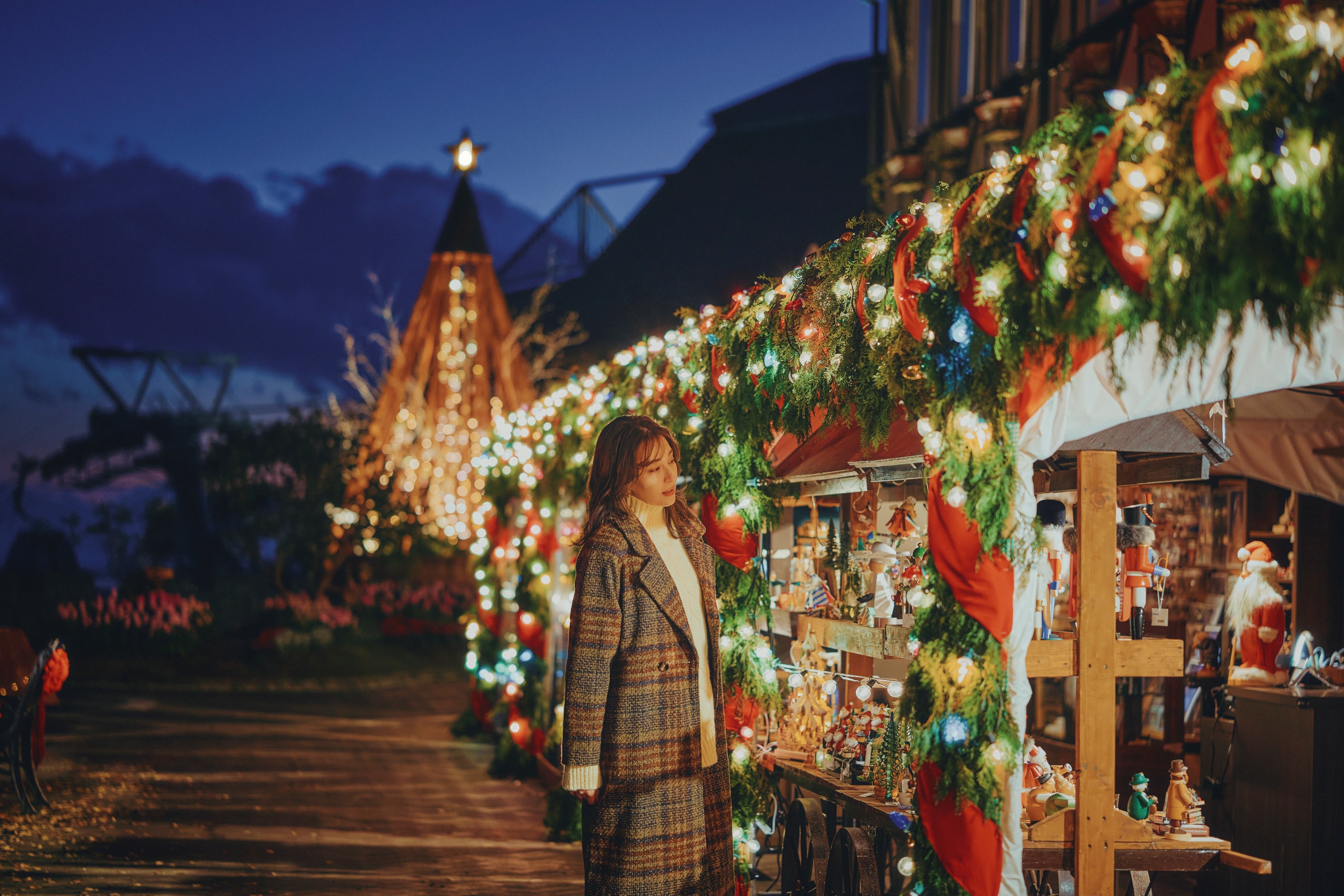 「神戸クリスマスマーケット2025」11/8（土）から開催！イルミネーションと可愛いディスプレイがさらにパワーアップ！本場ドイツ直輸入の特製グリューワインを片手に、昼から夜まで広大な園内で丸1日楽しむ