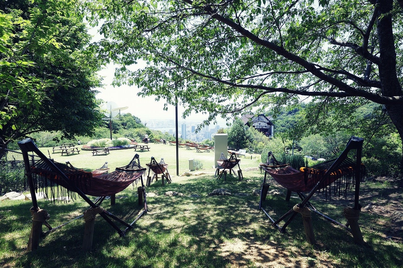 ハンモックと神戸の街並み