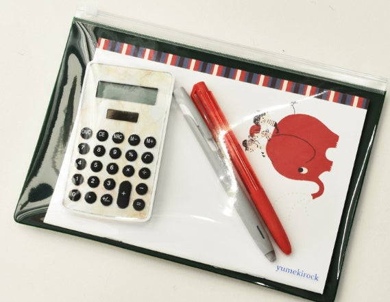 クリアケース収納時。電卓やペンも収納できる