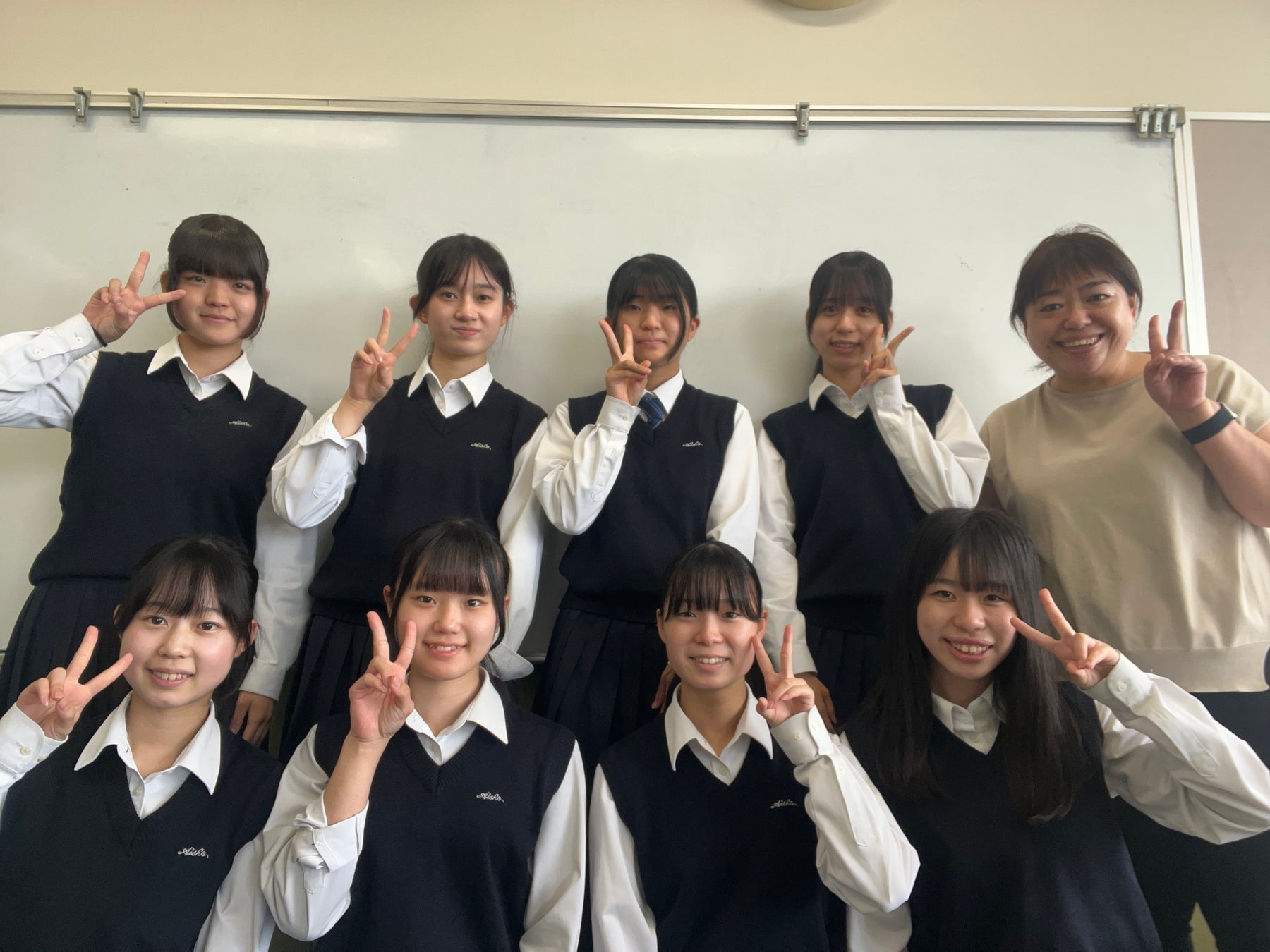 写真は本取り組みへ参加する愛知商業高等学校の生徒、指導先生