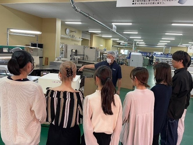 愛知大学生による伊藤手帳小牧工場見学風景