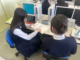 こんな手帳にしたいねとチームで打合せする風景