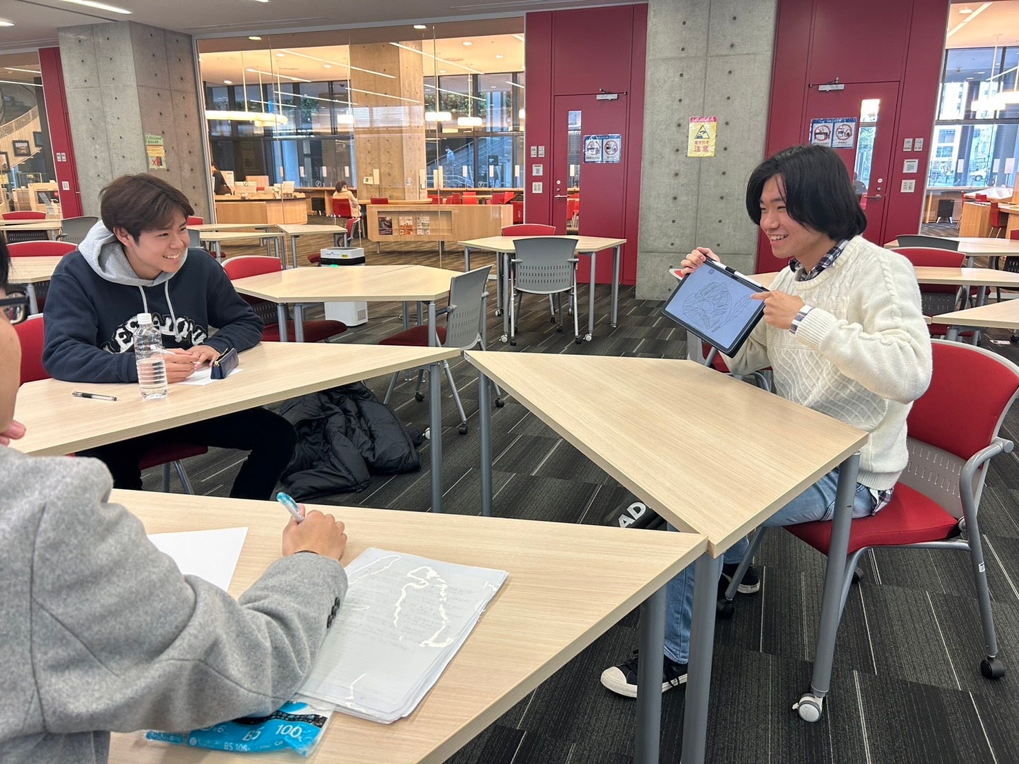 完成品発表会に向けて準備中のダイバーシティチーム