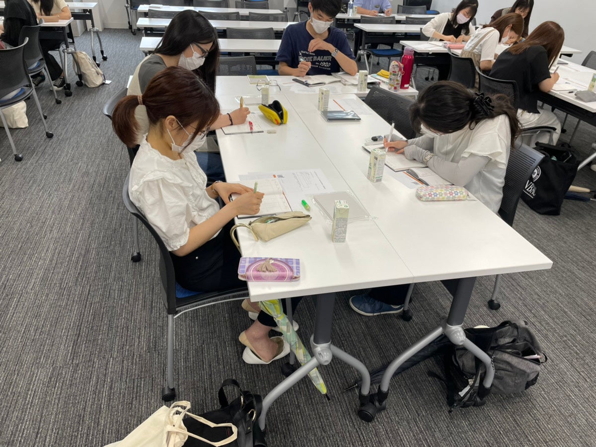 自分のスケジュールをワンセメ手帳へ記入する愛知大学生