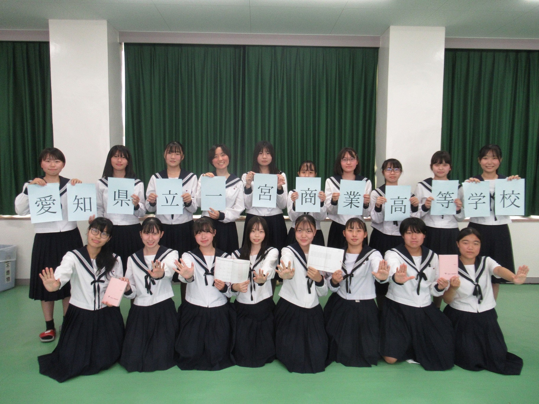 参加する愛知県立一宮商業高校3年生