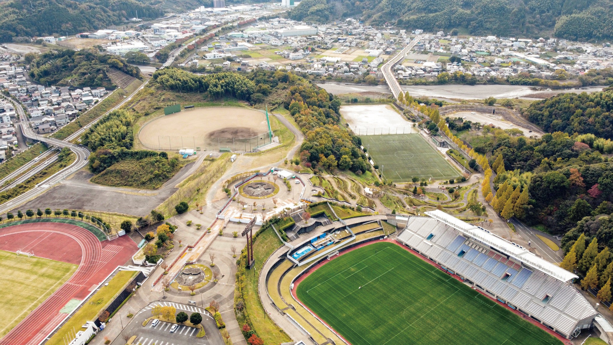 サッカーを核としたまちづくりを進める静岡県藤枝市では、藤枝総合運動公園のサッカースタジアムの改修が進められている。