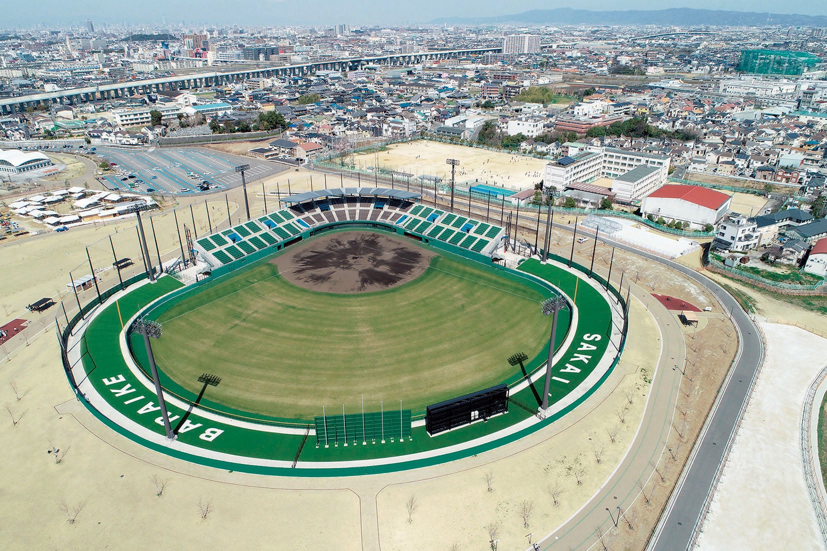 この春グランドオープンした「原池公園」。市民待望の本格球場を備えた運動公園が完成しました。