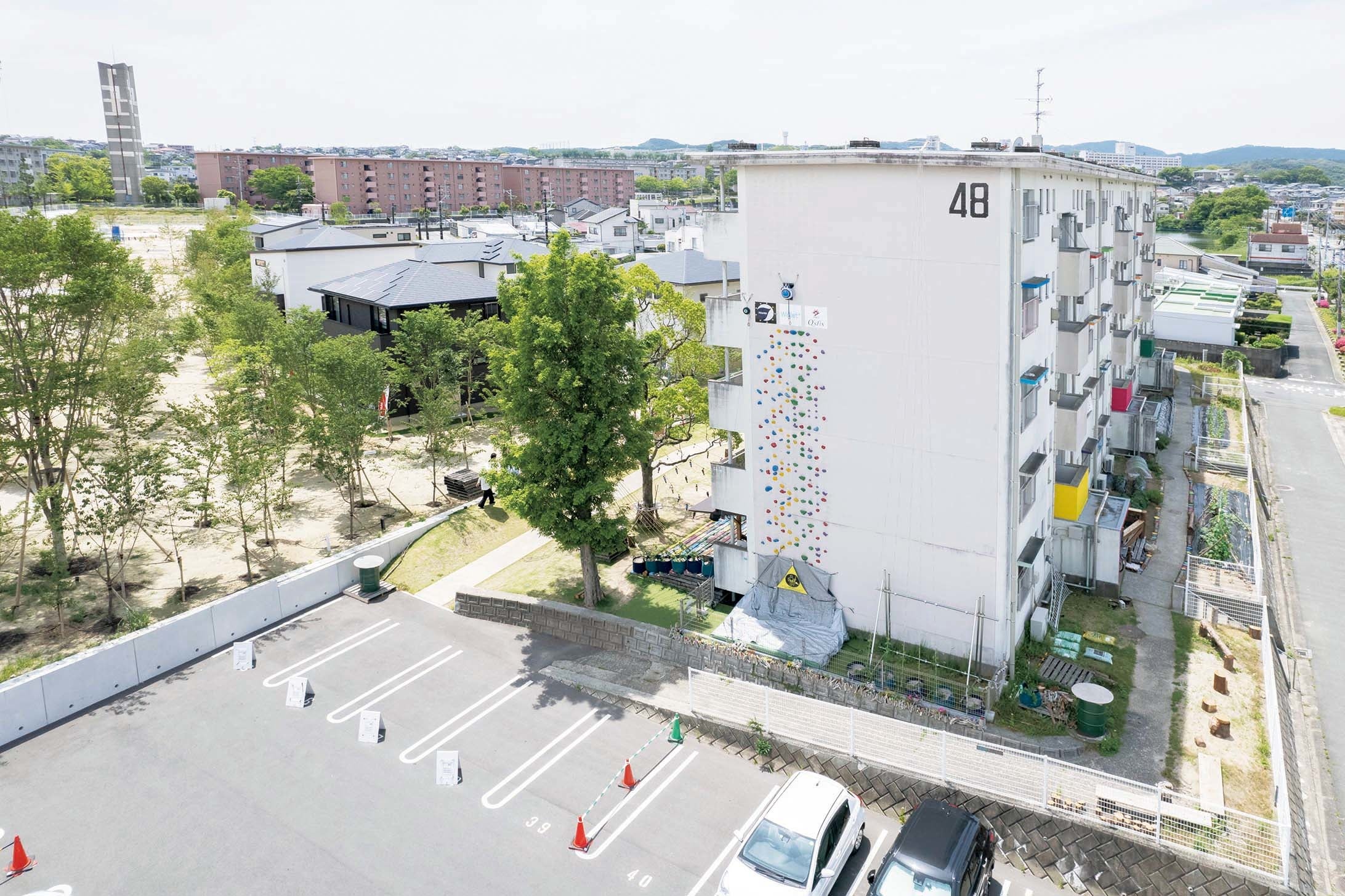 日の里団地の一角に昨年オープンした生活利便施設「ひのさと48」。壁にクライミングウォールが設置されている。